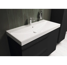 Meuble-lavabo avec lavabo et robinet dans la salle de bain