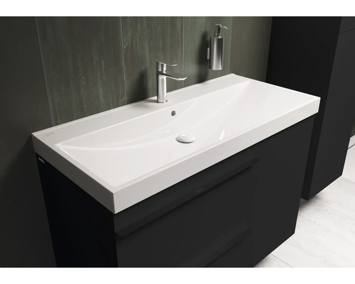 Meuble-lavabo avec lavabo et robinet dans la salle de bain