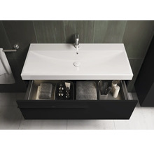 Meuble sous-lavabo avec tiroir ouvert dans salle de bains