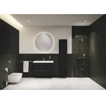 Salle de bains moderne avec WC, lavabo, miroir, armoire haute et douche