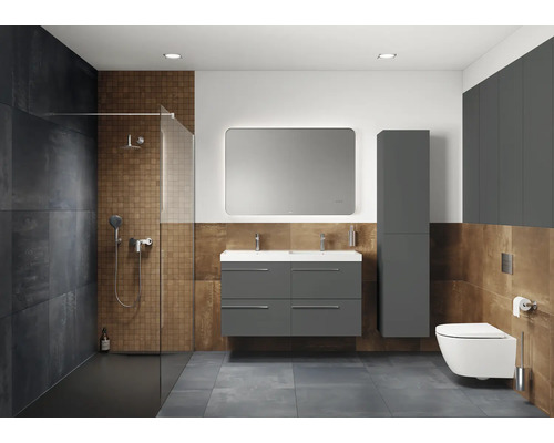 Salle de bain moderne avec douche, lavabo double, miroir et toilettes.