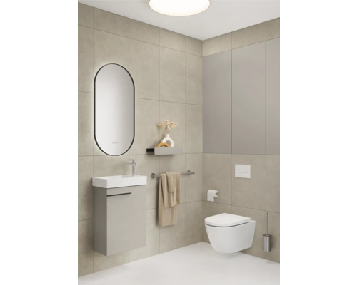 Salle de bain moderne avec meuble-lavabo, miroir, toilettes et porte-serviettes