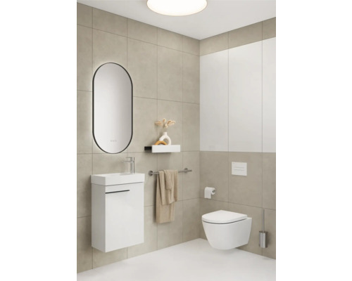 Salle de bains avec meuble sous-lavabo, miroir, WC suspendu et accessoires de salle de bains dans une pièce lumineuse