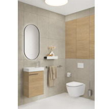 Salle de bains moderne avec toilettes, meuble sous-lavabo et miroir