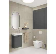 Salle de bain lumineuse avec lavabo, miroir, toilettes et porte-serviettes