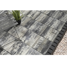 Pose avec dalles de terrasse, bordure de gazon et gravier décoratif