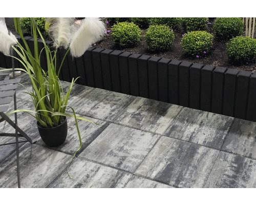 Aménagement de jardin avec pavés, bordure de parterre et décoration