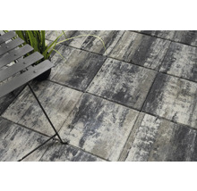 Terrasse avec dalles de béton grises, mobilier de jardin et plante