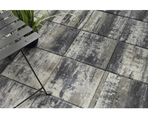 Terrasse avec dalles de béton grises, mobilier de jardin et plante