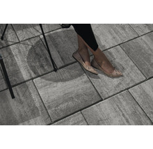 Pavés gris avec personne assise