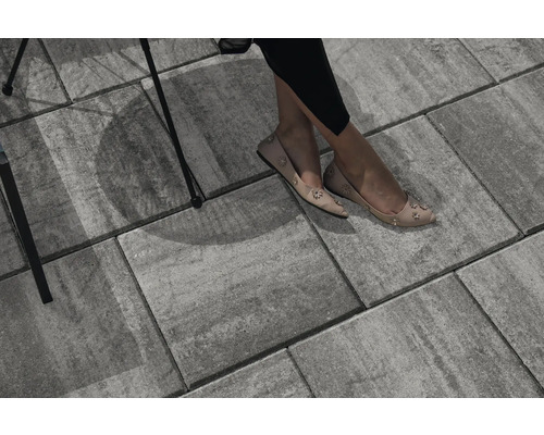 Pavés gris avec personne assise