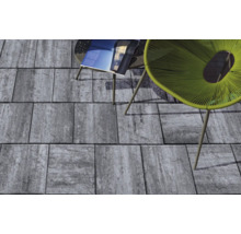 Pavés gris avec table et chaise