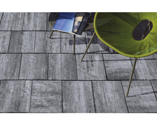 Pavés gris avec table et chaise