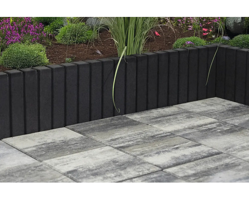 Scène de jardin avec bordures de gazon et pavés