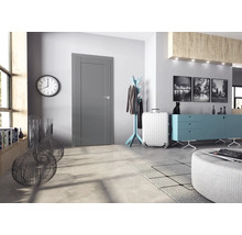 Heller Eingangsbereich mit grauer Innentür, Uhr und Garderobe