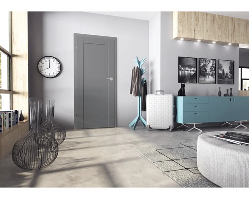 Heller Eingangsbereich mit grauer Innentür, Uhr und Garderobe