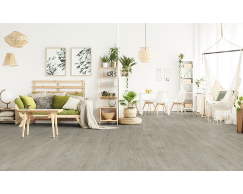 Pièce à vivre lumineuse avec parquet, canapé, table à manger et fauteuil suspendu