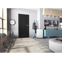 Modernes Interieur mit schwarzer Tür, Garderobe, Reisekoffer und Sideboard