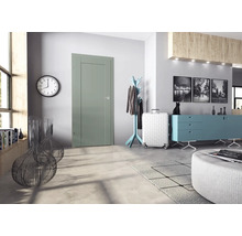 Couloir moderne avec porte intérieure, horloge et décorations