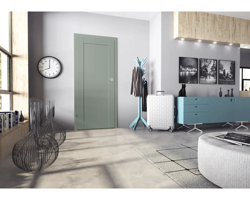 Couloir moderne avec porte intérieure, horloge et décorations