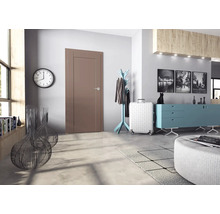 Intérieur élégant avec une porte intérieure, une horloge et des éléments décoratifs pour une maison élégante