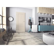 Vue intérieure avec porte, horloge, portemanteau et commode