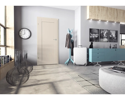 Vue intérieure avec porte, horloge, portemanteau et commode