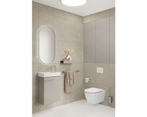 Helles Badezimmer mit Waschtisch, Spiegel, Toilette und Handtuchhalter