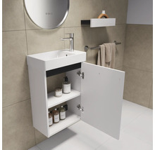 Modernes Badezimmer mit Waschbeckenunterschrank, Armatur, Spiegel und Ablage