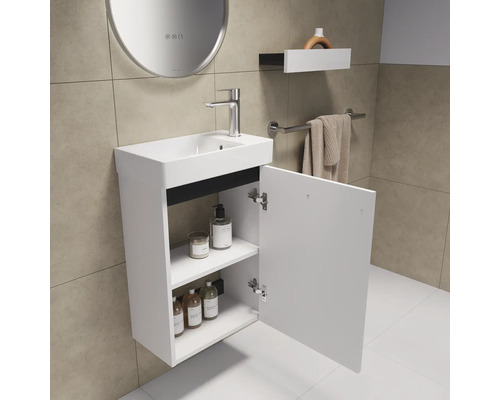 Waschtisch mit offenem Schrank, Waschbecken, Armatur, Spiegel, Handtuchhalter und Dekor
