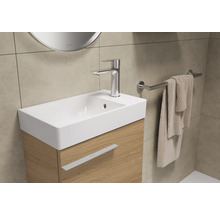 Meuble lavabo de salle de bain avec robinet, serviette et porte-serviettes