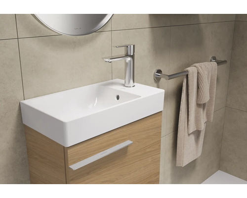 Meuble lavabo de salle de bain avec robinet, serviette et porte-serviettes