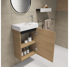 Salle de bains avec meuble sous-lavabo, miroir, étagère et porte-serviettes