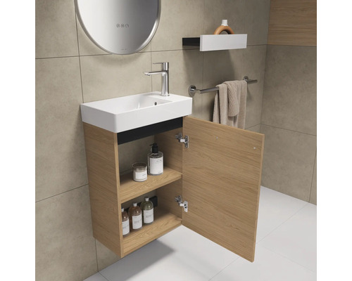 Salle de bains avec meuble sous-lavabo, lavabo et robinetterie