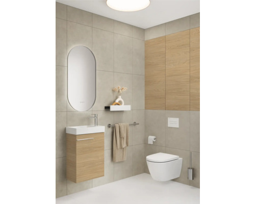 Salle de bain moderne avec lavabo, miroir, toilettes et détails en bois.