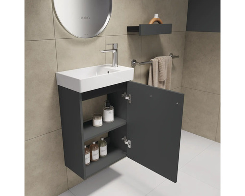 Badezimmer mit Waschbeckenunterschrank, Spiegel und Handtuchhalter