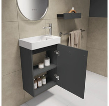 Badezimmer mit Waschbeckenunterschrank, Waschtisch, Spiegel und Accessoires