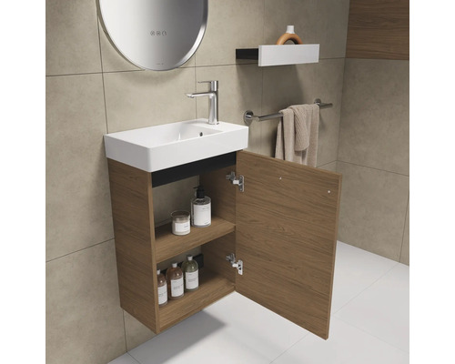 Badezimmer mit Waschbeckenunterschrank, offenem Schrank und Armatur