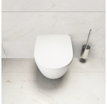 WC suspendu avec brosse de toilette dans la salle de bains