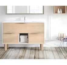 Salle de bains avec meuble sous-lavabo, miroir et décoration sur la table