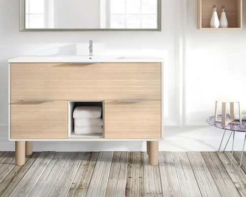 Salle de bains avec meuble sous-lavabo, miroir et décoration sur la table