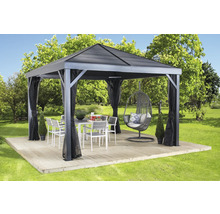 Pavillon avec table à manger, chaises et fauteuil suspendu dans le jardin