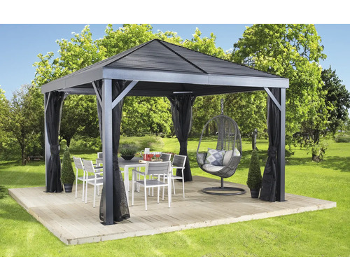 Pavillon avec table à manger, chaises et fauteuil suspendu dans le jardin