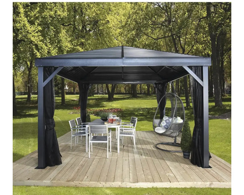 Scène de jardin avec pavillon, table à manger et fauteuil suspendu sur une terrasse en bois