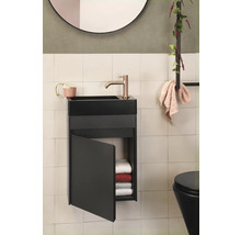 Modernes Badezimmer mit schwarzem Waschtisch, offenem Schrank und Handtüchern