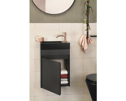 Modernes Badezimmer mit schwarzem Waschtisch, offenem Schrank und Handtüchern