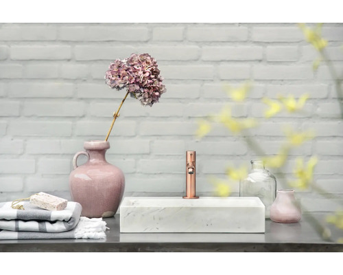 Badezimmer Waschbecken Szene mit Armatur, Handtüchern und Dekorationen