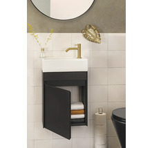 Badezimmer mit Waschbecken, Unterschrank, Handtüchern, Toilettenpapier und Dekoration