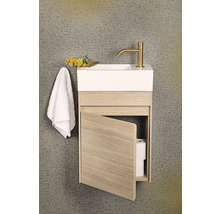 Waschtisch mit offenem Holzschrank, Armatur, Handtuch und Dekoration