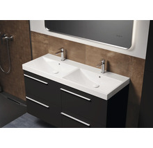 Salle de bain avec meuble-lavabo double, meuble sous-lavabo et miroir